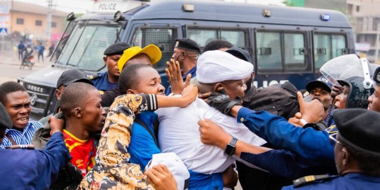 Kinshasa Mu Myigaragambyo Ikomeye: Polisi Ishinjwa Gukoresha Imbaraga Zikabije, Fayulu n’Abandi Bayobozi ba C64 Bakomeretse