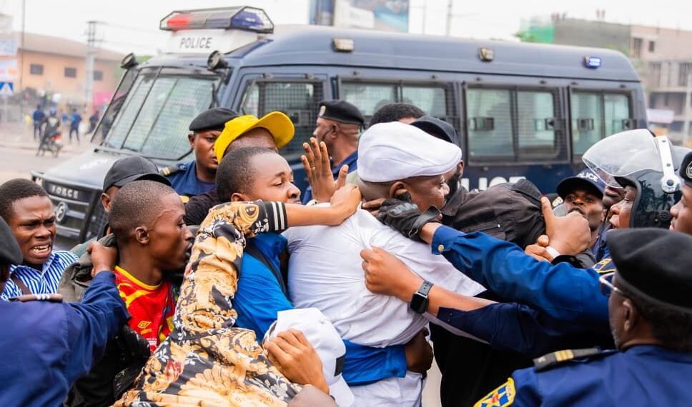 Kinshasa Mu Myigaragambyo Ikomeye: Polisi Ishinjwa Gukoresha Imbaraga Zikabije, Fayulu n’Abandi Bayobozi ba C64 Bakomeretse