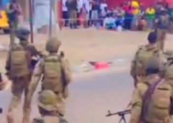 Fizi : Un militaire des FARDC de l’unité « Hiboux » sanctionné par la population après des accusations de vol à main armée