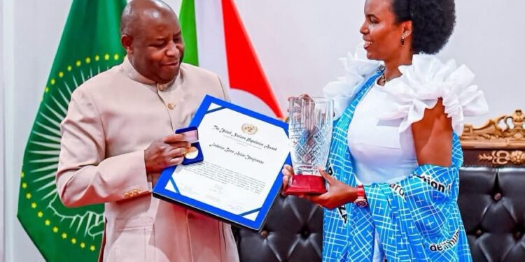 Bidasanzwe i Burundi: Madamu Angeline Ndayishimiye Yasabye Audience kwa Perezida Ndayishimiye, Amushyikiriza Ibihembo Bibiri