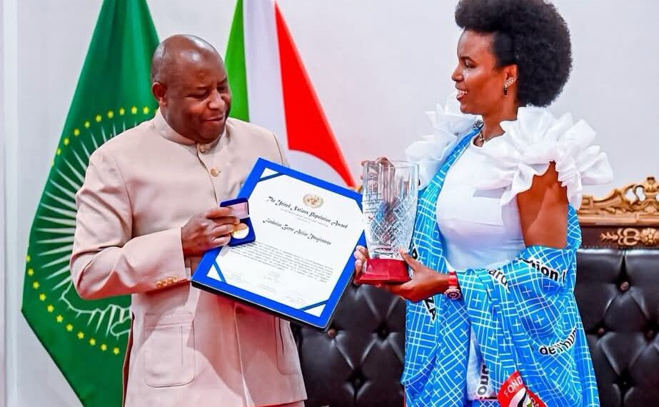 Bidasanzwe i Burundi: Madamu Angeline Ndayishimiye Yasabye Audience kwa Perezida Ndayishimiye, Amushyikiriza Ibihembo Bibiri