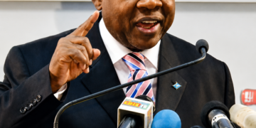 Amagambo ya Lambert Mende Omalanga Ateje Impaka Zikomeye muri RDC Nyuma yo Guhangana na Félix Momat