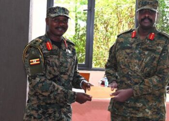 Inkuru ikomeje kuvugisha benshi i Kampala: Umusirikare yazamuye icyapa cyariho ifoto ya Gen. Muhoozi