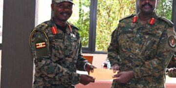 Inkuru ikomeje kuvugisha benshi i Kampala: Umusirikare yazamuye icyapa cyariho ifoto ya Gen. Muhoozi