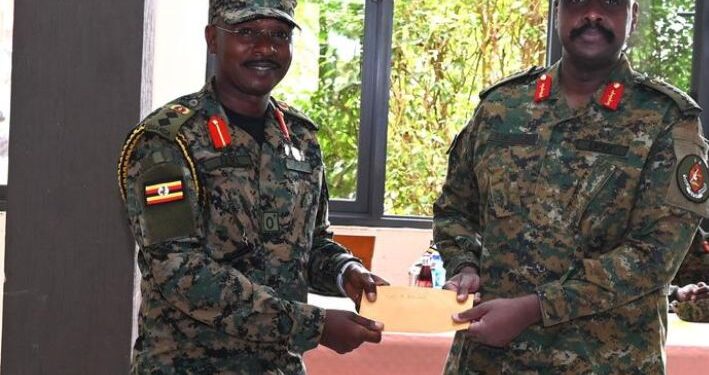 Inkuru ikomeje kuvugisha benshi i Kampala: Umusirikare yazamuye icyapa cyariho ifoto ya Gen. Muhoozi