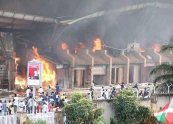 Umuriro Wakomeje Gukwira i Bujumbura: Galerie Ndayizamba na Le Parisien Birashya, Abaturage Barahahamuka