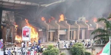 Umuriro Wakomeje Gukwira i Bujumbura: Galerie Ndayizamba na Le Parisien Birashya, Abaturage Barahahamuka