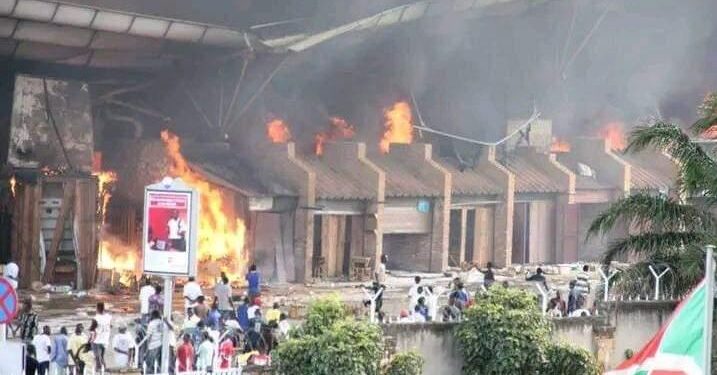 Umuriro Wakomeje Gukwira i Bujumbura: Galerie Ndayizamba na Le Parisien Birashya, Abaturage Barahahamuka