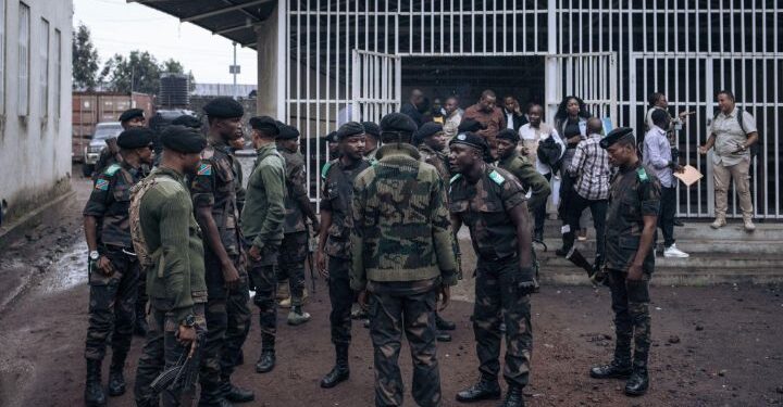 Kivu y’Amajyaruguru: Abasirikare 2 ba FARDC Bakatiwe Igihano cy’Urupfu Nyuma yo Gushinjwa Kwica Umuyobozi Wabo ku Rugamba