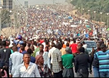 Kinshasa: Imyigaragambyo yatangiye, imbaga y’abantu yuzuye imihanda yerekeza ku Nteko Ishinga Amategeko