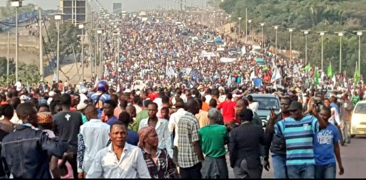 Kinshasa: Imyigaragambyo yatangiye, imbaga y’abantu yuzuye imihanda yerekeza ku Nteko Ishinga Amategeko