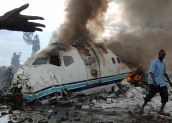 Un avion s’écrase à Kenge après un problème technique, puis prend feu et est entièrement détruit