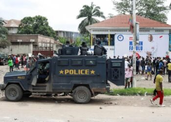 Kinshasa mu Mvururu: Imodoka ya Polisi Yabyukije Umujinya w’Urubyiruko, Havuka Guhangana Gukomeye hagati y’Impande Zombi