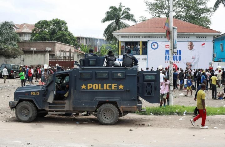 Kinshasa mu Mvururu: Imodoka ya Polisi Yabyukije Umujinya w’Urubyiruko, Havuka Guhangana Gukomeye hagati y’Impande Zombi