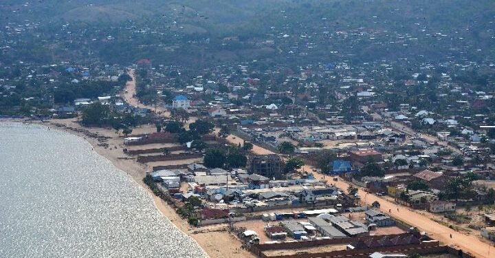 Uvira: Gavana Yavuze Ibyo Azi ku Mutekano w’Umujyi mu Gihe Abaturage Bakomeje Kuwuhunga